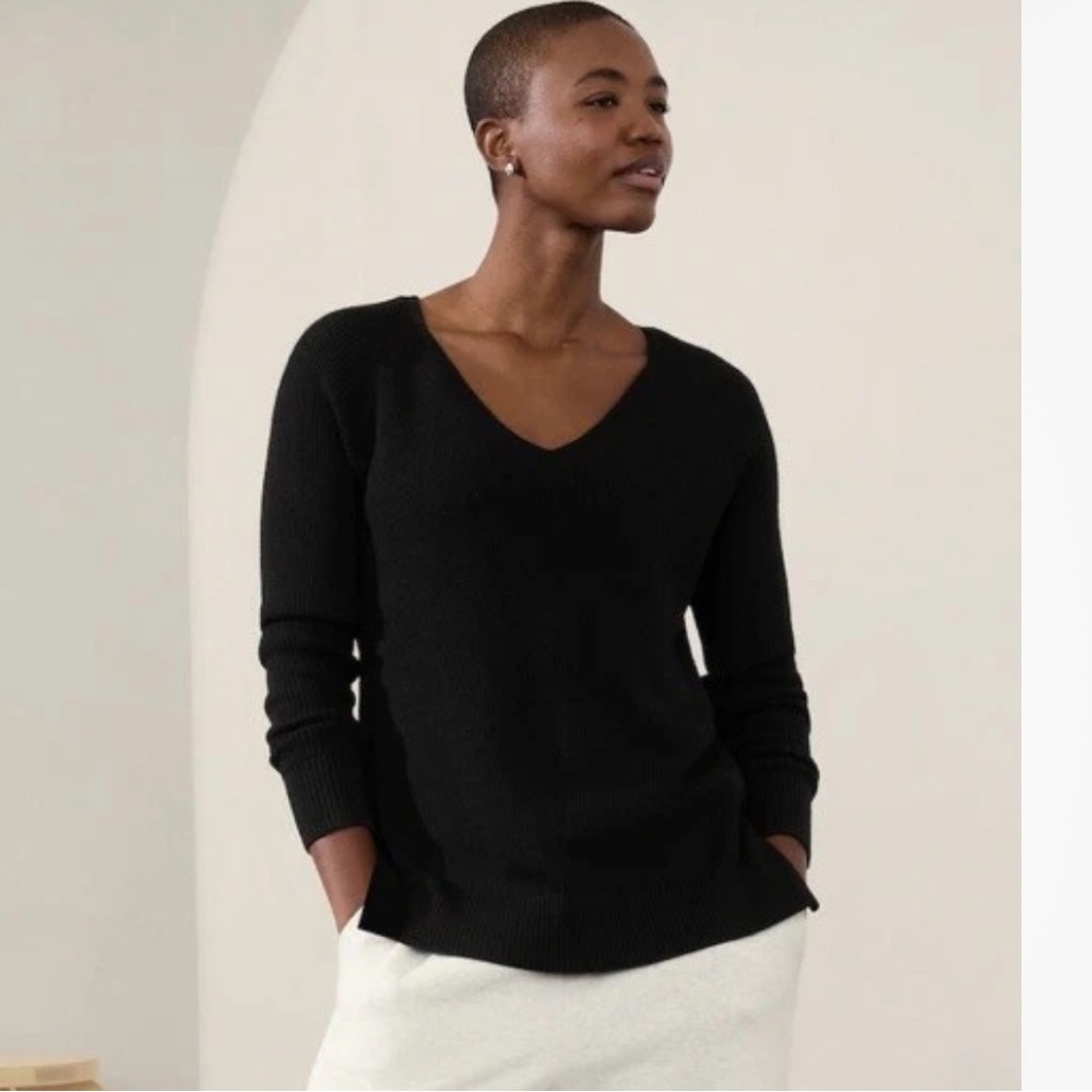 Athleta Hanover Black V-Neck
Sweater Size Small Merino
Wool Classic Effortless